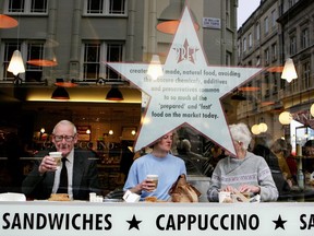 Pret A Manger s'est traditionnellement implanté dans les villes pour accueillir les employés de bureau.