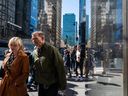 Les gens se promènent dans le centre de Manhattan, à New York. 