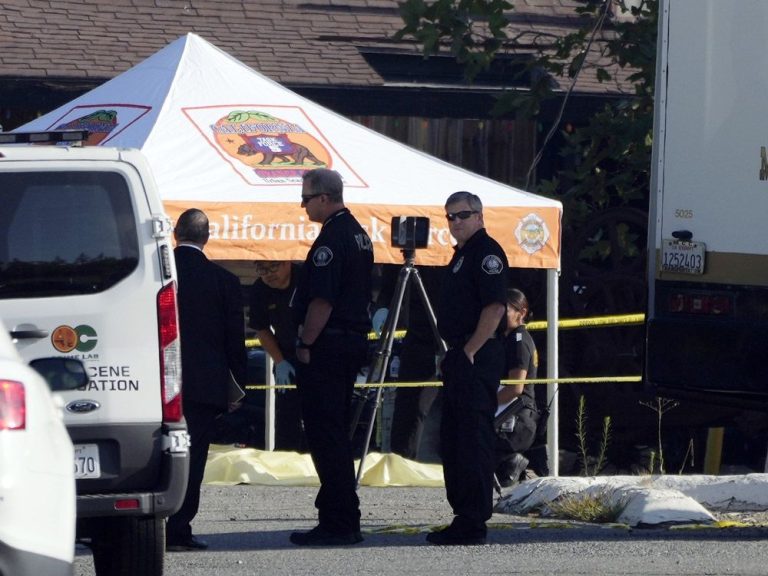 Un flic à la retraite qui a tué 3 personnes dans un bar de motards de Californie a d’abord tiré au visage de son ex-femme