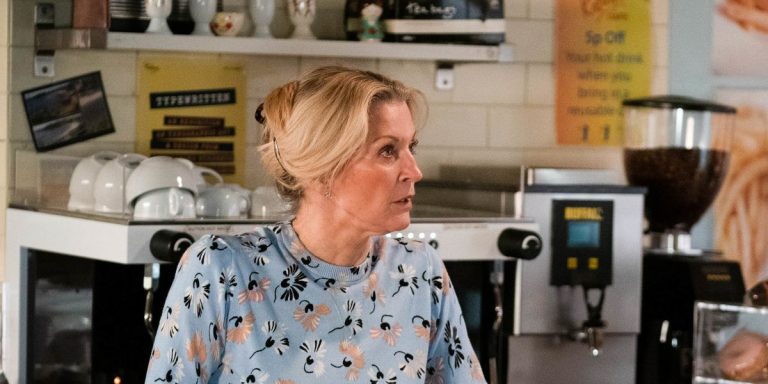 EastEnders prépare un scénario d'incendie pour le café de Kathy Beale
