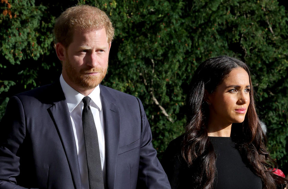 WINDSOR, ANGLETERRE – 10 SEPTEMBRE : le prince Harry, duc de Sussex, et Meghan, duchesse de Sussex, lors de la longue promenade au château de Windsor, arrivent pour voir des fleurs et des hommages à Sa Majesté la reine Elizabeth le 10 septembre 2022 à Windsor, en Angleterre.  Des foules se sont rassemblées et des hommages ont été rendus aux portes du château de Windsor à la reine Elizabeth II, décédée au château de Balmoral le 8 septembre 2022. (Photo de Chris Jackson/Getty Images)