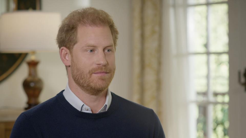 ITV MONTRERA UNE INTERVIEW EXCLUSIVE DU PRINCE HARRY AU ROYAUME-UNI AVEC TOM BRADBY PRODUITE PAR ITN PRODUCTIONS HARRY : L'INTERVIEW dimanche 8 janvier à 21h sur ITV1 et ITVX Sur la photo : le prince Harry, le duc de Sussex interviewé par Tom Bradby en Californie.  ITV diffusera dimanche prochain une interview exclusive avec le prince Harry, duc de Sussex, dans laquelle il s'entretiendra en profondeur avec Tom Bradby, journaliste et présentateur d'ITV News at Ten, couvrant une série de sujets, y compris ses relations personnelles, du jamais vu auparavant. -entendu les détails entourant la mort de sa mère, Diana, et un aperçu de son avenir.  Le programme de 90 minutes, produit par ITN Productions pour ITV, sera diffusé deux jours avant la publication de l'autobiographie du prince Harry « Spare », le 10 janvier, par Transworld.  Le livre a été présenté par l'éditeur Penguin Random House comme « une publication historique pleine de perspicacité, de révélations, d'auto-examen et de sagesse durement acquise sur le pouvoir éternel de l'amour sur le chagrin ».  Tourné en Californie, où Harry vit maintenant, Harry: The Interview, voit le prince approfondir et détailler sans précédent la vie au sein et à l'extérieur de la famille royale.  S'adressant à Tom Bradby, qu'il connaît depuis plus de 20 ans, le prince Harry partage son histoire personnelle, avec ses propres mots.  Michael Jermey, directeur de l'information et des affaires courantes d'ITV, a déclaré : « Il est extrêmement rare qu'un membre de la famille royale parle aussi ouvertement de son expérience au cœur de l'institution.  