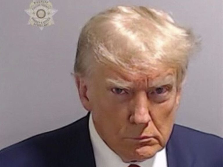 Donald Trump se renfrogne lors d’une photo alors qu’il se rend à la prison d’Atlanta sous l’accusation d’avoir tenté d’annuler les élections de 2020