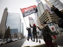 Des enseignants en grève manifestent devant le siège social du Toronto District School Board, sur la rue Yonge, à Toronto, le mercredi 4 décembre 2019. 