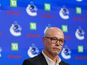 Le directeur général des Canucks de Vancouver, Patrik Allvin, lors de la conférence de presse de fin de saison de l'équipe, le 17 avril 2023.