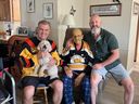 L'entraîneur de hockey junior à la retraite Roy Downie, au centre, et son fils Ron, à droite, ont rencontré l'ambassadeur de l'équipe des Canucks et ancien joueur Darcy Rota le 6 août 2023.