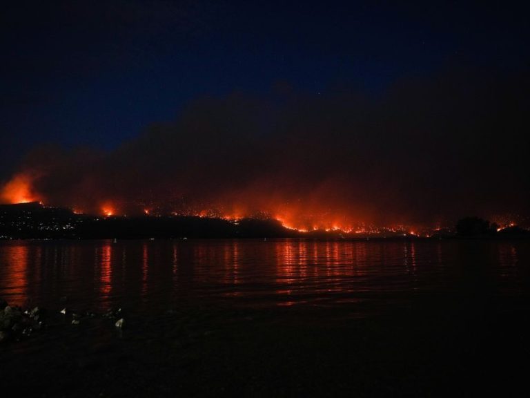 Le soutien afflue pour les pompiers de la brigade de Colombie-Britannique dont les maisons ont incendié