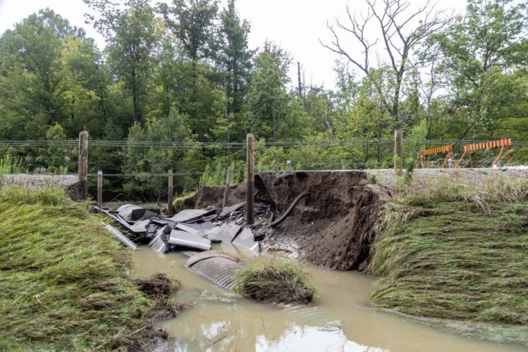 Un conducteur de camion de transport décède après s’être écrasé dans un énorme gouffre lors d’inondations « monumentales » en Ontario