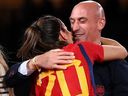 Le défenseur espagnol Rocio Galvez est félicité par le président de la Fédération royale espagnole de football Luis Rubiales (à droite) après avoir remporté la finale de football de la Coupe du monde féminine 2023 d'Australie et de Nouvelle-Zélande entre l'Espagne et l'Angleterre au Stadium Australia à Sydney le 20 août 2023.  