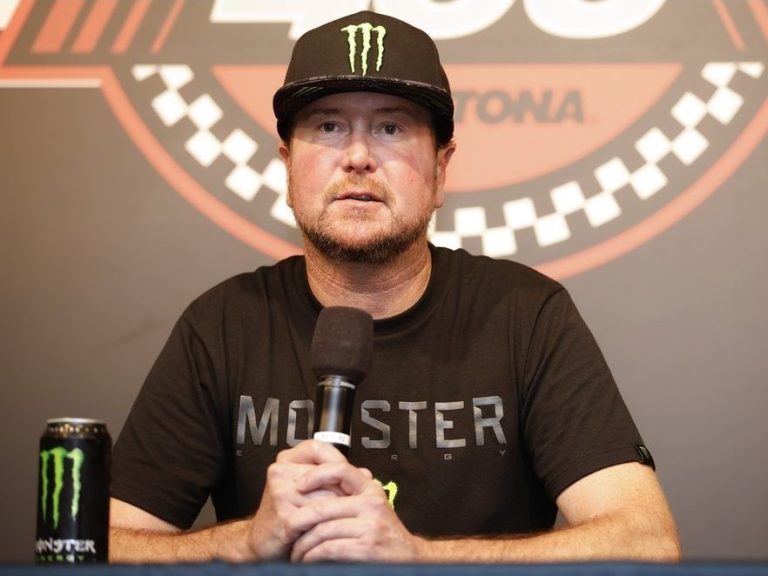 L’ancien champion de la Cup Series, Kurt Busch, prend officiellement sa retraite alors qu’il se remet encore d’une commotion cérébrale