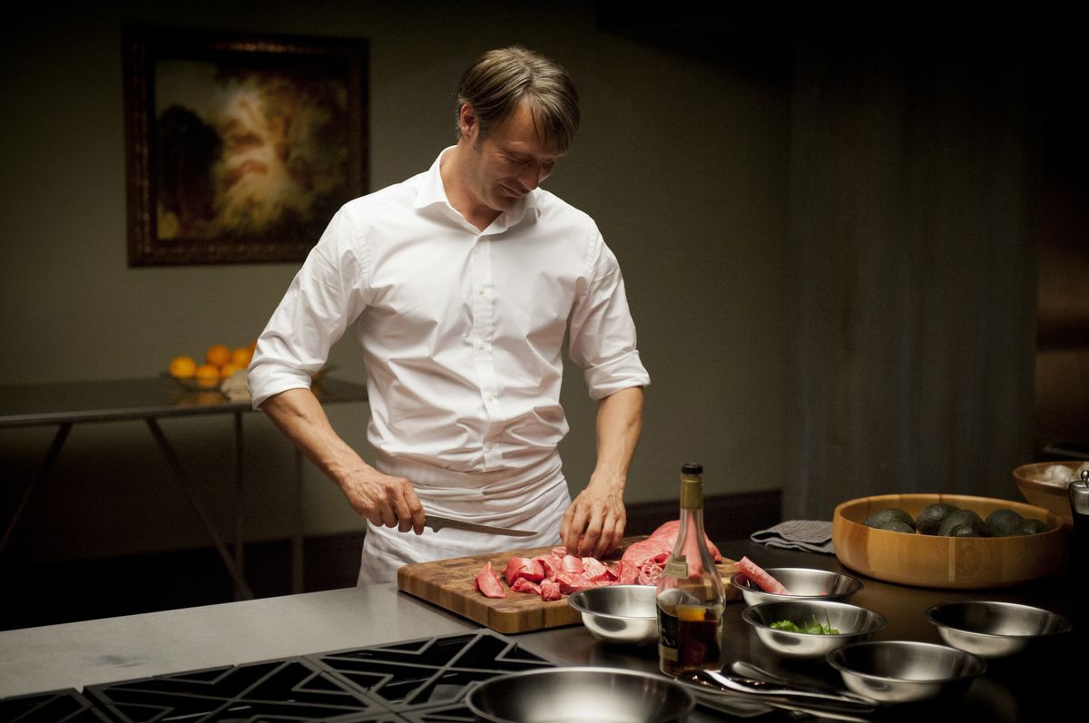 Hannibal (Mads Mikkelsen) coupe de la viande d'origine douteuse dans Hannibal