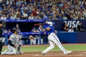 Le voltigeur des Blue Jays Daulton Varsho frappe un simple de deux points produits en septième manche contre Cleveland samedi.  Cole Burston/Getty Images