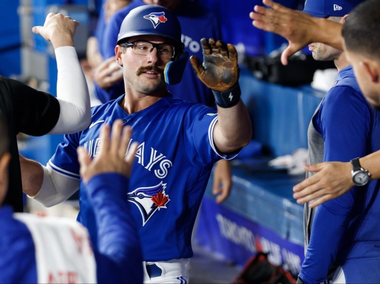 Davis Schneider revient en force alors que les Jays écrasent les Guardians