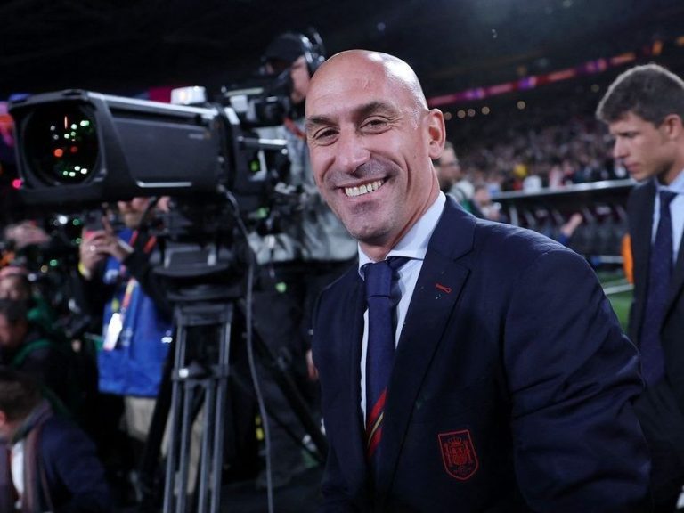 La FIFA suspend le président de la Fédération espagnole de football, Luis Rubiales, pour 90 jours après le baiser final de la Coupe du monde