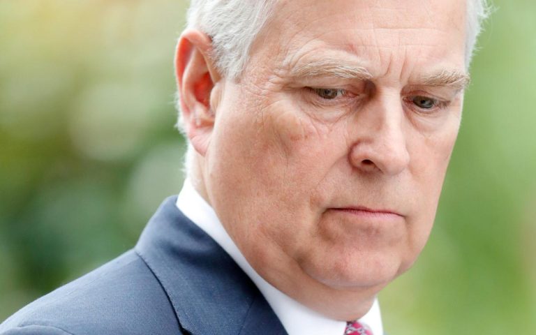 Le prince Andrew ne reprendra pas ses fonctions publiques malgré le soutien de sa famille