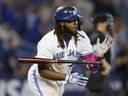 Vladimir Guerrero Jr. des Blue Jays retourne sa batte après avoir réussi un circuit en solo contre les Guardians de Cleveland au Rogers Centre le 25 août 2023 à Toronto. 