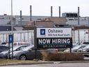 L'usine General Motors à Oshawa.  Les membres d'Unifor de trois grands constructeurs automobiles ont voté massivement en faveur des mandats de grève.