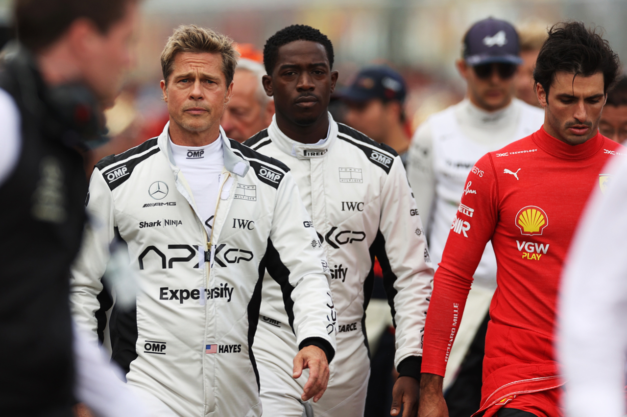 09 JUILLET : Brad Pitt, star du prochain film basé sur la Formule 1, Apex, et Damson Idris, co-star du prochain film basé sur la Formule 1, Apex, marchent sur la grille lors du Grand Prix de F1 de Grande-Bretagne sur le circuit de Silverstone. 09 juillet 2023 à Northampton, Angleterre