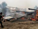 Les résidents combattent les flammes chez North American Log Crafters à Scotch Creek, dans la région de Shuswap.  Crédit : Mark Acton 