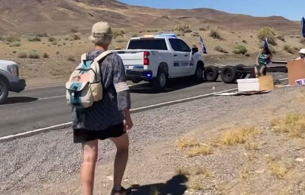 Une vidéo montre des rangers du Nevada traversant le blocus des éco-guerriers près de Burning Man