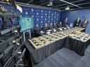 Surintendant de police de Toronto. Steve Watts (sur le podium) est photographié lors d'une conférence de presse le 11 avril 2023 au cours de laquelle la police a annoncé la saisie de 173 armes à feu et l'arrestation de 42 personnes dans le cadre du projet Moneypenny.  (Jack Boland/Toronto Sun)