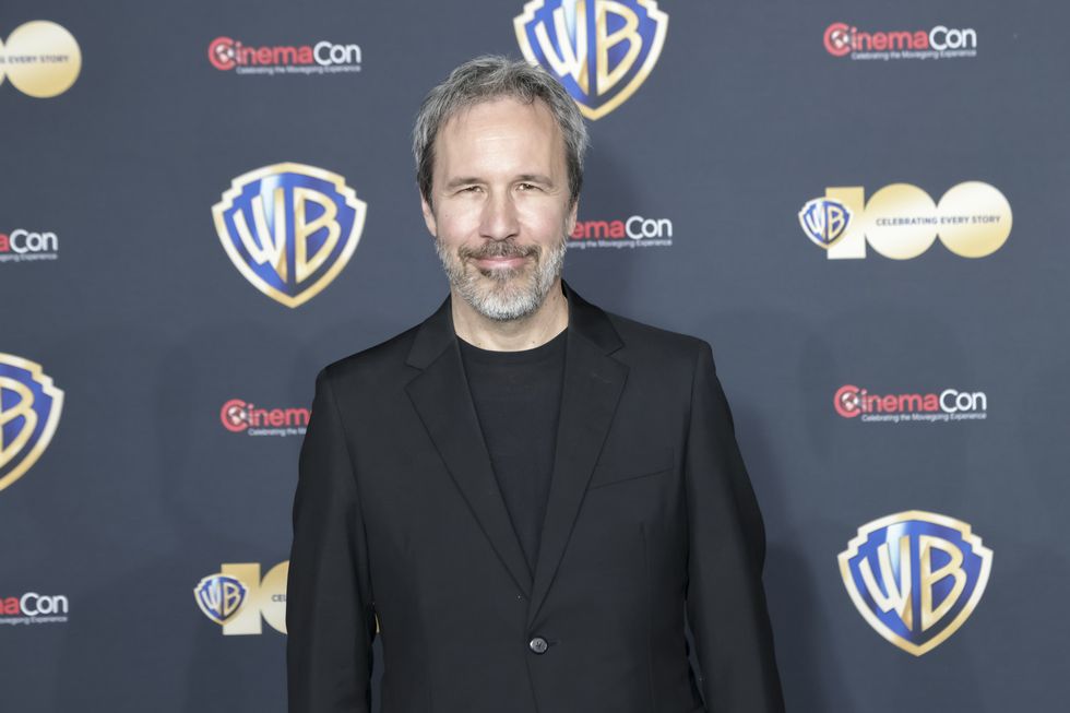 Denis Villeneuve porte un costume noir