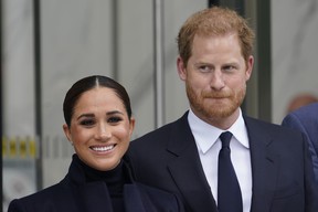 Meghan Markle et le prince Harry posent pour des photos après avoir visité l'observatoire du One World Trade à New York, le 23 septembre 2021.