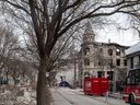 Les pompiers ont continué d'enquêter sur les lieux de l'incendie dans le Vieux-Montréal, mardi.