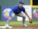 Le joueur de troisième but des Blue Jays de Toronto, Matt Chapman, adopte une position défensive lors d'un match de baseball contre les Reds de Cincinnati à Cincinnati, le vendredi 18 août 2023.