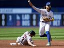 Le frappeur des Blue Jays, Bo Bichette, met la force sur Myles Straw des Cleveland Guardians tout en essayant de réaliser un double jeu lors de la troisième manche à Toronto, le dimanche 27 août 2023. 