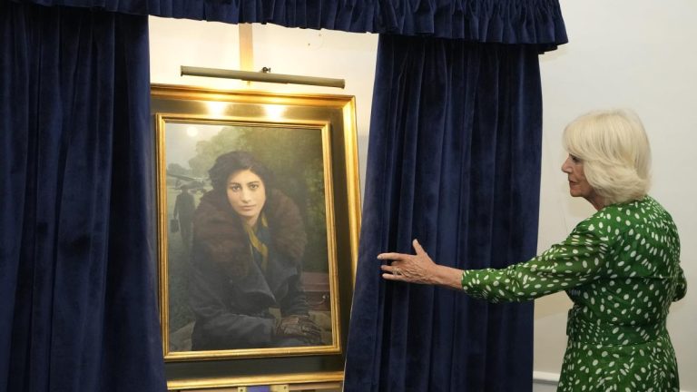 La reine dévoile au RAF Club le portrait de l’agent de la résistance britannique Noor Inayat Khan