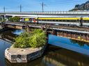 Un train de Via Rail Canada Inc. passe sur le canal Lachine au niveau du bassin Peel en direction du centre-ville de Montréal.