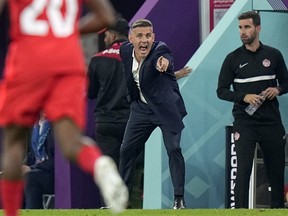 L'entraîneur-chef du Canada John Herdman fait des gestes.