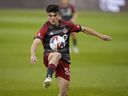 Alonso Coello, du Toronto FC, contrôle le ballon lors de la première moitié de l'action de football de la MLS contre la Révolution de la Nouvelle-Angleterre à Toronto, le samedi 6 mai 2023. Coello a déclaré que son équipe s'est concentrée sur la fin de sa longue séquence sans victoire plutôt que sur les rapports selon lesquels l'équipe nationale masculine canadienne John Herdman est en pourparlers pour reprendre le club en difficulté de la Major League Soccer.