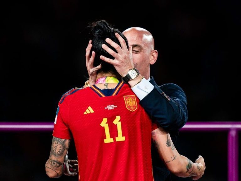 Un baiser controversé lors de la Coupe du monde révèle la masculinité toxique de l’Espagne