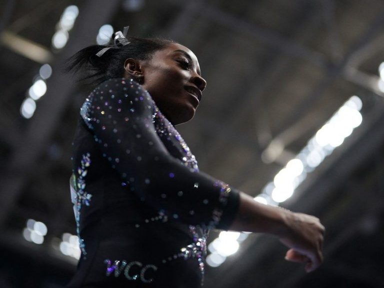 Simone Biles remporte un 8e titre record de gymnastique américaine une décennie complète après son premier