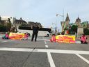 Des manifestants d'On2Ottawa ont bloqué la circulation près de l'hôtel Fairmont Château Laurier, le lundi 21 août 2023.