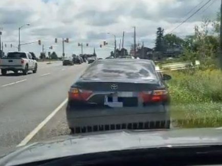 Automobiliste G1 de la région de Toronto sur l’autoroute.  10 accusés de conduite trop lente