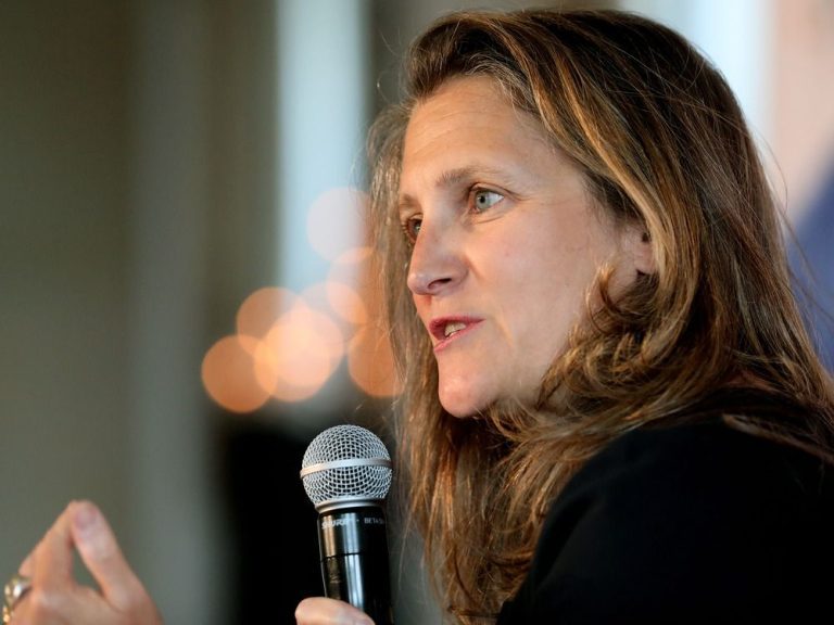 Freeland défend l’avis d’Ottawa mettant en garde les Canadiens LGBTQ voyageant aux États-Unis