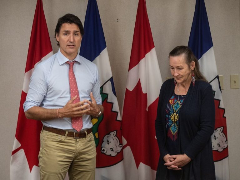 Trudeau prend des « engagements spécifiques » pour aider à lutter contre les incendies aux Territoires du Nord-Ouest suite aux critiques du premier ministre