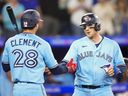 Danny Jansen, à droite, des Blue Jays de Toronto célèbre son coup de circuit avec Ernie Clement lors de la troisième manche contre les Nationals de Washington au Rogers Centre, le lundi 28 août 2023 à Toronto.