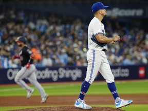 Le lanceur partant des Blue Jays de Toronto, Jose Berrios, réagit alors que Keibert Ruiz des Nationals de Washington arrondit les bases après un homer.