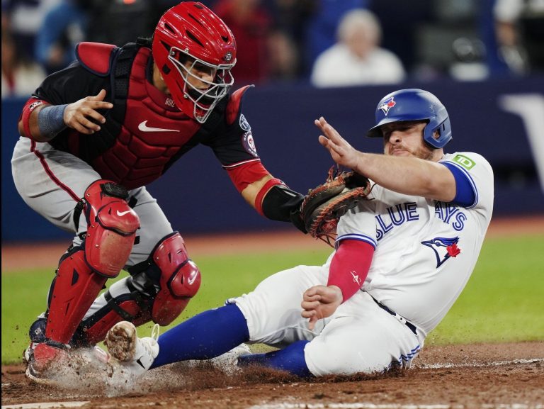 L’horloge tourne : les Jays s’éloignent encore plus des séries éliminatoires alors que le retour échoue