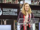 Jayna Hefford, intronisée au Panthéon des sports canadiens 2019, prend la parole à Toronto le mercredi 23 octobre 2019. 