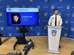 Insp. de la Police régionale de York  Simon James prend la parole lors d'une conférence de presse au quartier général de la police régionale de Peel pour faire le point sur le cas de Kenneth Law.  JACK BOLAND/SOLEIL DE TORONTO