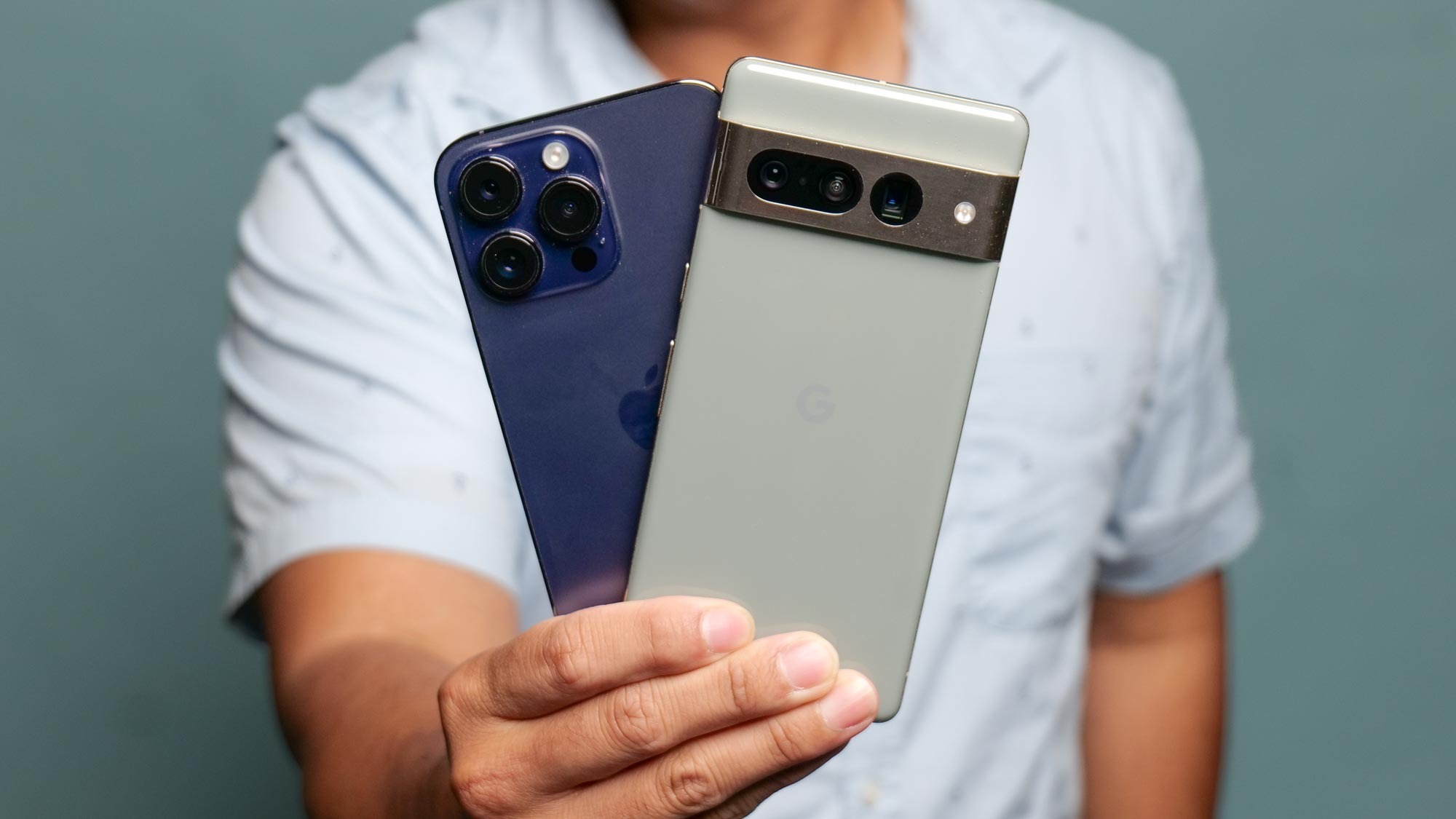 Comparaison Apple iPhone 14 Pro Max et Google Pixel 8 Pro.