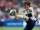 Ryan Gauld des Whitecaps de Vancouver a marqué deux fois contre les Timbers de Portland le samedi 26 août 2023. Sur cette photo d'archive, il frappe le ballon en l'air avec son pied contre les Sounders de Seattle en 2021.