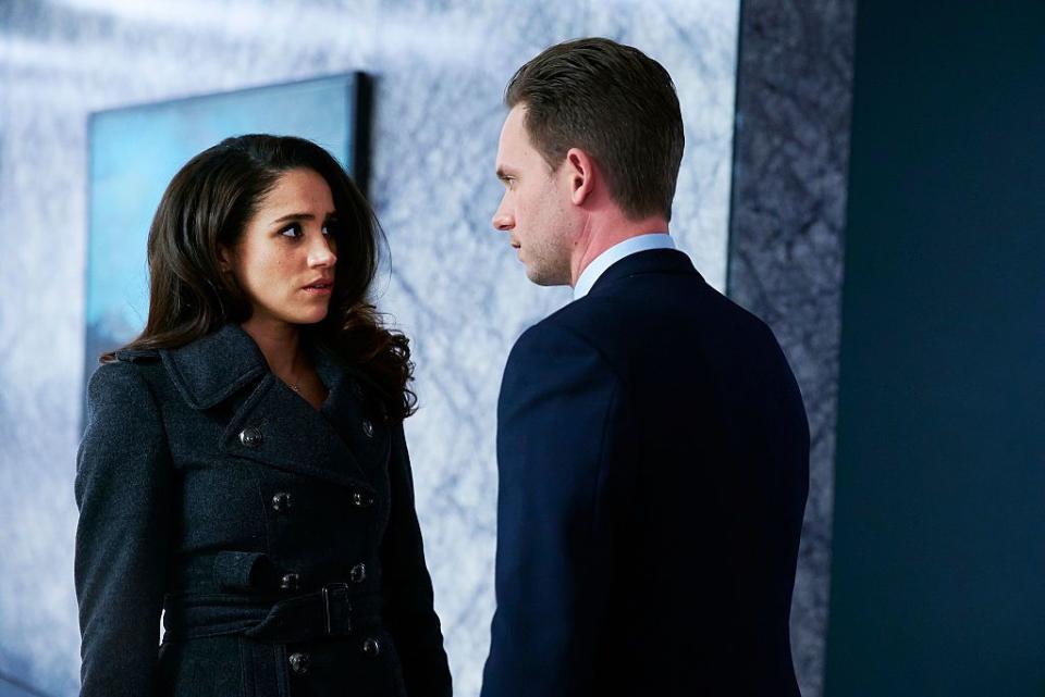 Meghan Markle dans le rôle de Rachel Zane et Patrick J Adams dans le rôle de Michael Ross de Suits, se regardant