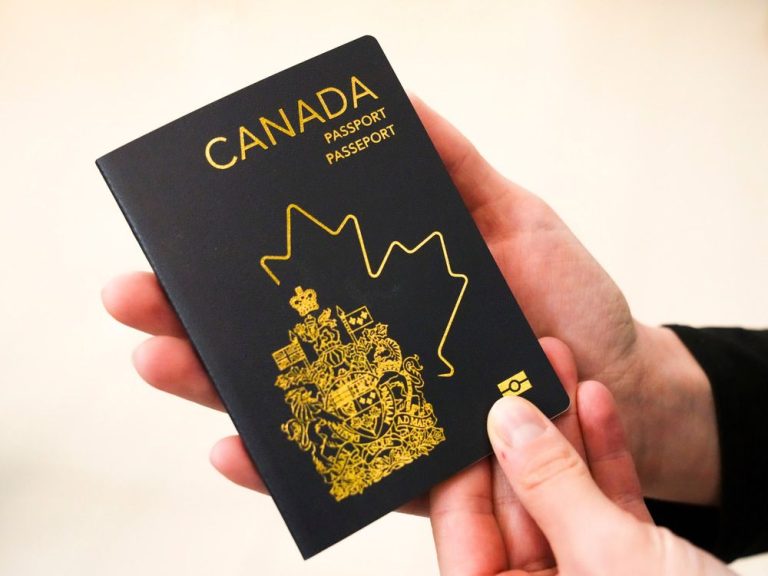 Les Canadiens sont frustrés car les nouveaux passeports ont tendance à se plier : « quelque chose qui sort d’une machine à laver »