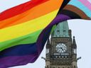 Un drapeau de la fierté sur la Colline du Parlement à Ottawa.